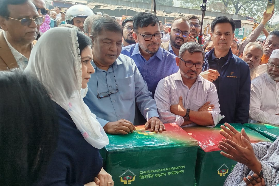 ভাষানটেক অগ্নিকাণ্ডে ক্ষতিগ্রস্তদের পাশে ডা. জুবাইদা রহমান