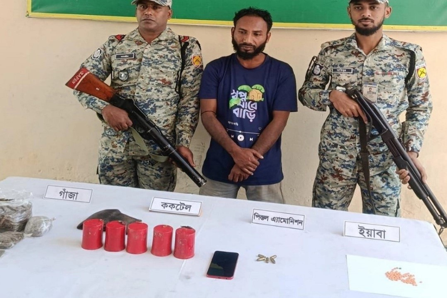 নাশকতার আশঙ্কায় ককটেল ও গুলিসহ যুবক গ্রেপ্তার