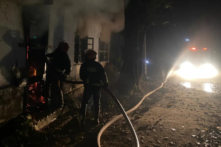 ভোটের আগের রাতে রাঙ্গুনিয়া স্বাস্থ্য কমপ্লেক্সের পরিত্যক্ত ভবনে আগুন