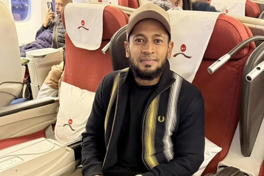 শঙ্কা কাটিয়ে সৌদি আরব থেকে দেশে ফিরলেন মুশফিক