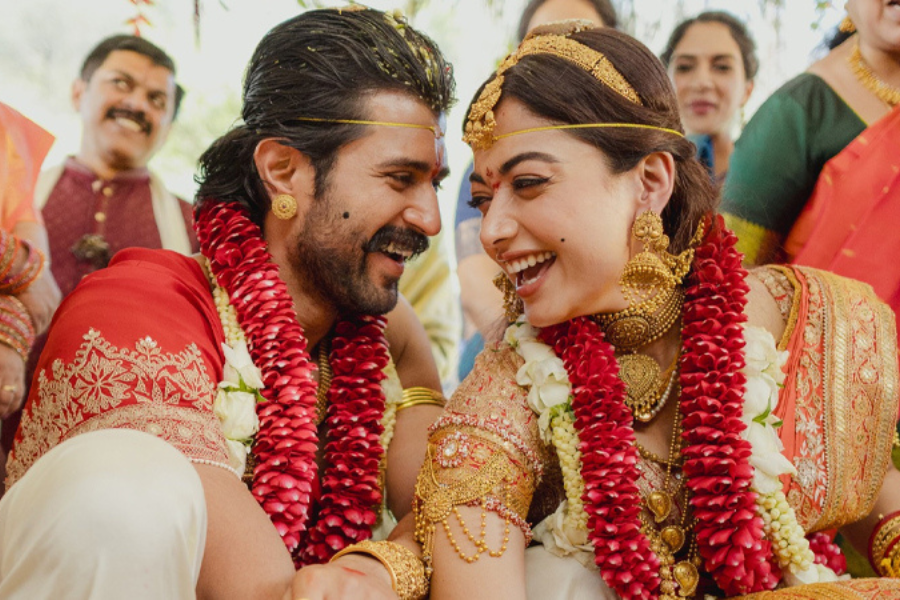 বিয়ের আনন্দে দেশজুড়ে মিষ্টি বিতরণ করেছেন রাশমিকা-বিজয়