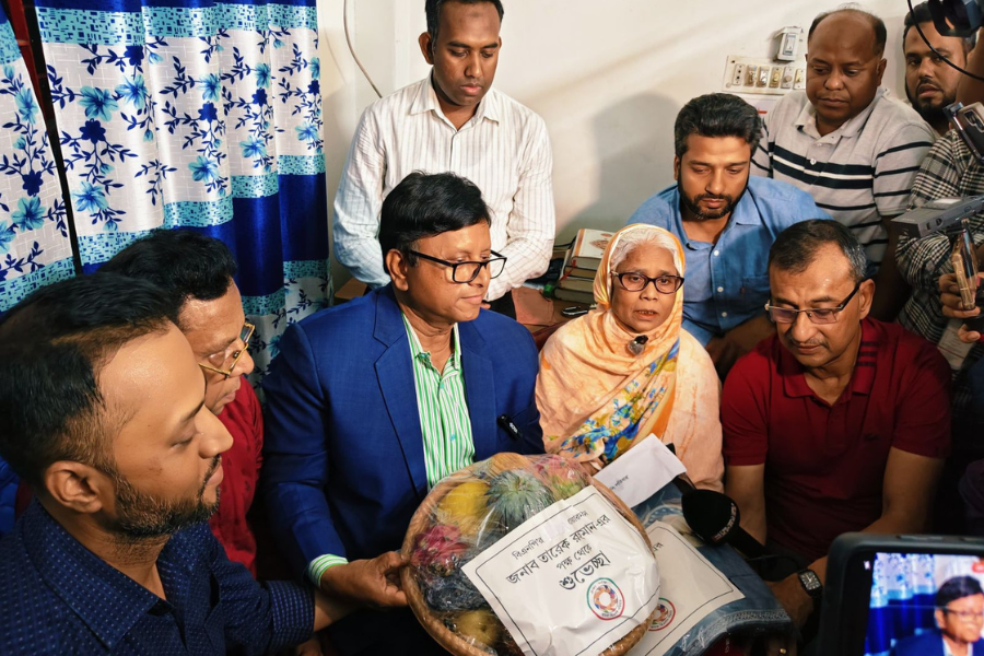ধানের শীষে ভোট দিতে চাওয়া অসুস্থ বৃদ্ধার পাশে প্রধানমন্ত্রী