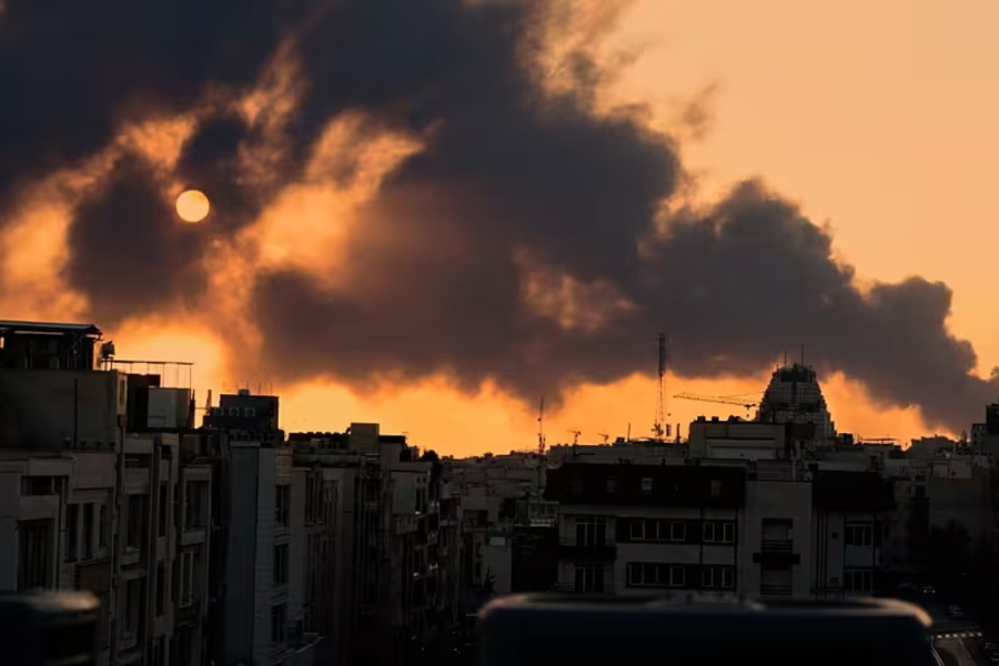 যুক্তরাষ্ট্র-ইসরায়েলের হামলায় ইরানে মৃতের সংখ্যা বেড়ে ১০৪৫