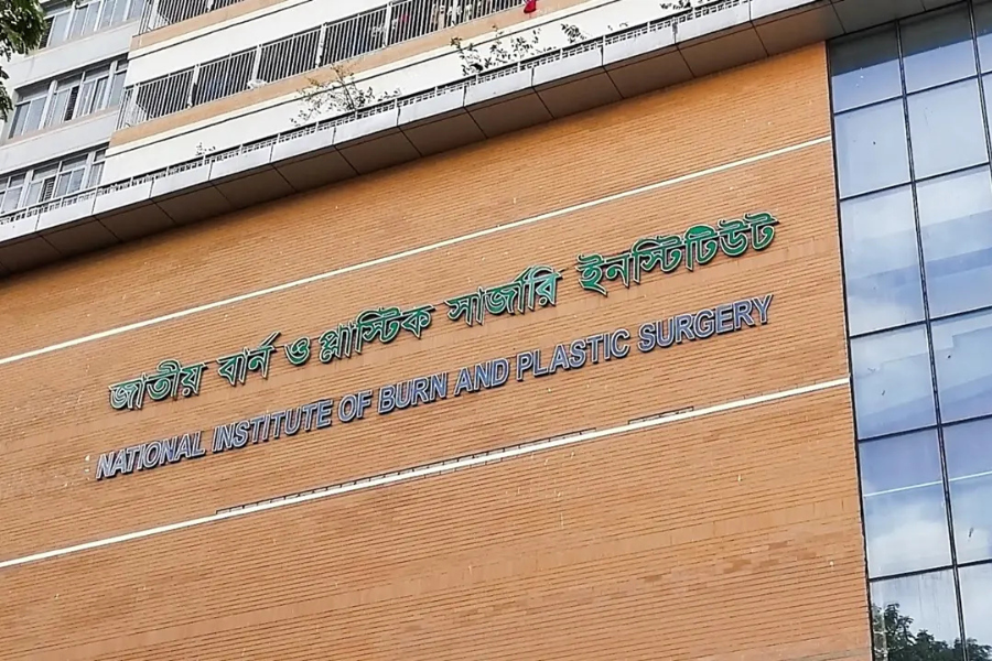 রাজধানীতে গ্যাস লিকেজ থেকে বিস্ফোরণ, নারী-শিশুসহ দগ্ধ ১০