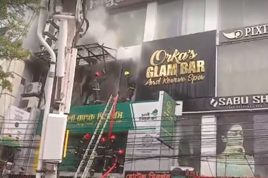 মিরপুরে বহুতল ভবনে আগুন, নিয়ন্ত্রণে ৫ ইউনিট