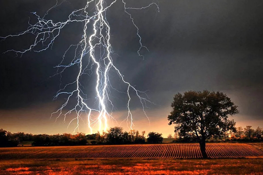 ৮ জেলায় দুপুরের মধ্যে ঝড়ো হাওয়াসহ বজ্রবৃষ্টির পূর্বাভাস