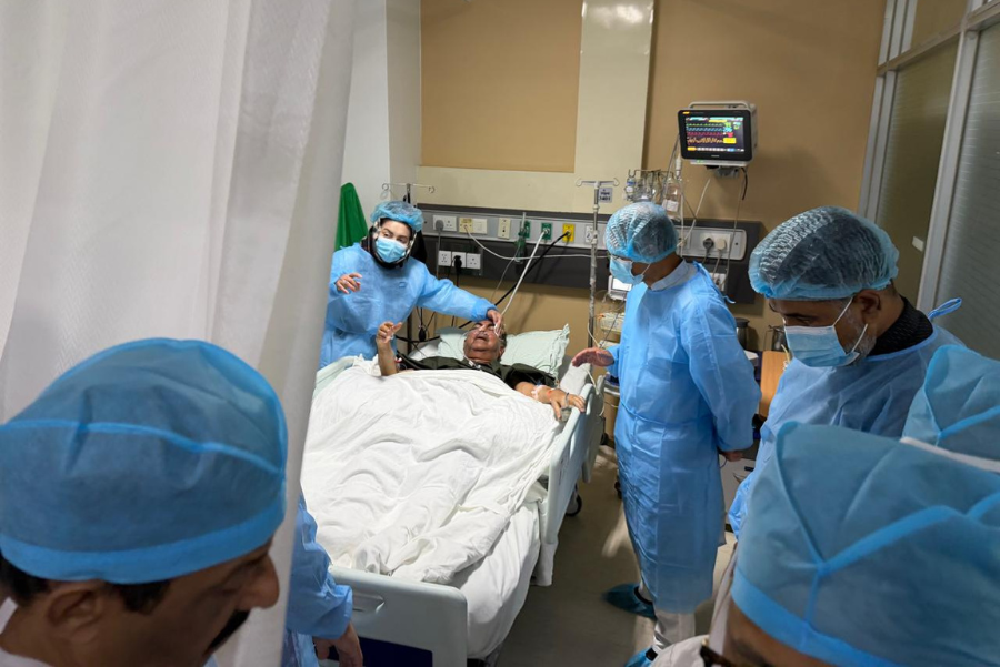 মির্জা আব্বাসকে দেখতে এভারকেয়ারে প্রধানমন্ত্রী