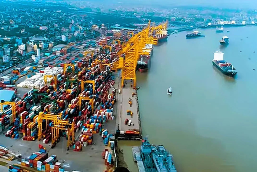 ১৬ জাহাজ চট্টগ্রামে, কাটছে জ্বালানী সংকটের শঙ্কা