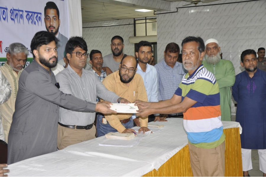 প্রধানমন্ত্রীর দেওয়া ঈদ উপহার ও আর্থিক সহায়তা বিতরণ করলেন প্রতিমন্ত্রী ইশরাক