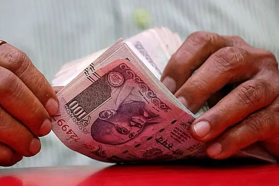 ইতিহাসের সর্বনিম্ন পর্যায়ে ভারতীয় রুপির দর