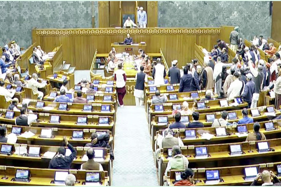 ভারতের সংসদে তুলকালাম, মোদিকে ঘিরে ধরে হট্টগোল