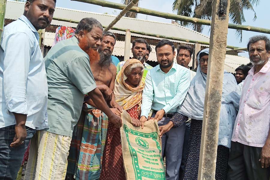 ভাঙ্গুড়ায় আগুনে পুড়ে নিঃস্ব ৪ পরিবারের পাশে উপজেলা প্রশাসন