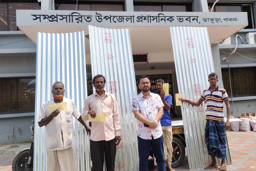 ভাঙ্গুড়ায় অগ্নিকাণ্ডে ক্ষতিগ্রস্ত ৪ পরিবারকে টিন ও নগদ অর্থ সহায়তা