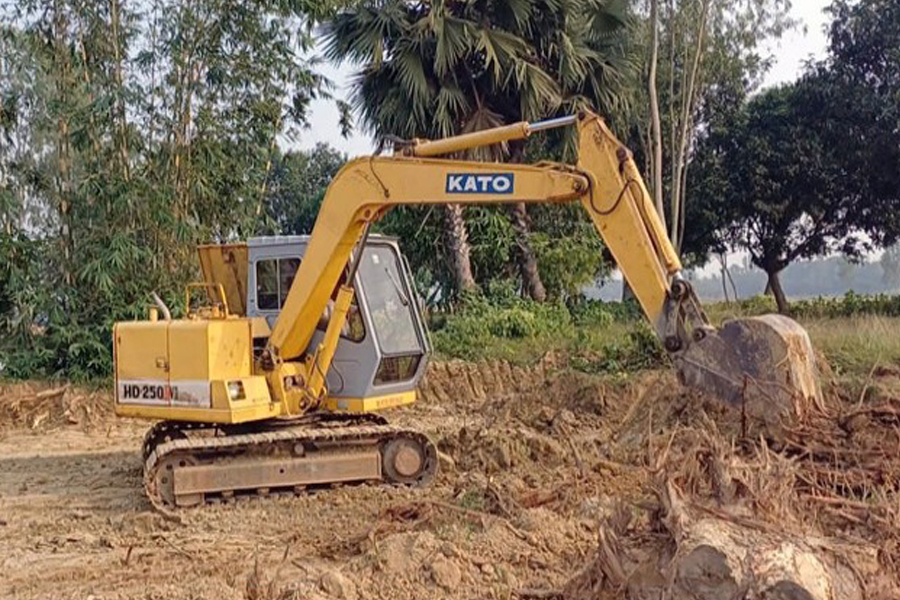 পুকুর খননে বাধা দেওয়ায় ভেকুর নিচে ফেলে যুবককে হত্যা!