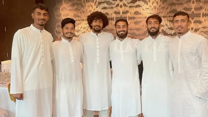 একসাথে নামাজ পড়লেন হামজা-জামাল ও ফাহমেদুলরা