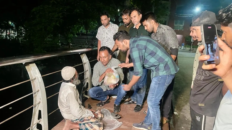 তারেক রহমানের পক্ষে দুস্থদের ঈদ উপহার দিলেন সোহেল