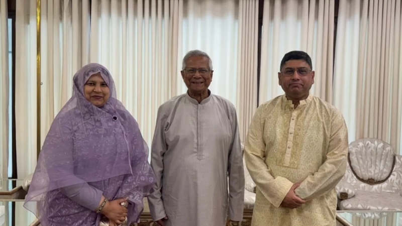 প্রধান উপদেষ্টার সঙ্গে সস্ত্রীক সাক্ষাৎ সেনাপ্রধানের