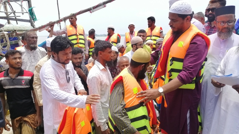জেলেদের নিরাপত্তায় লাইফ জ্যাকেট বিতরণ করলেন ড. মাসুদ