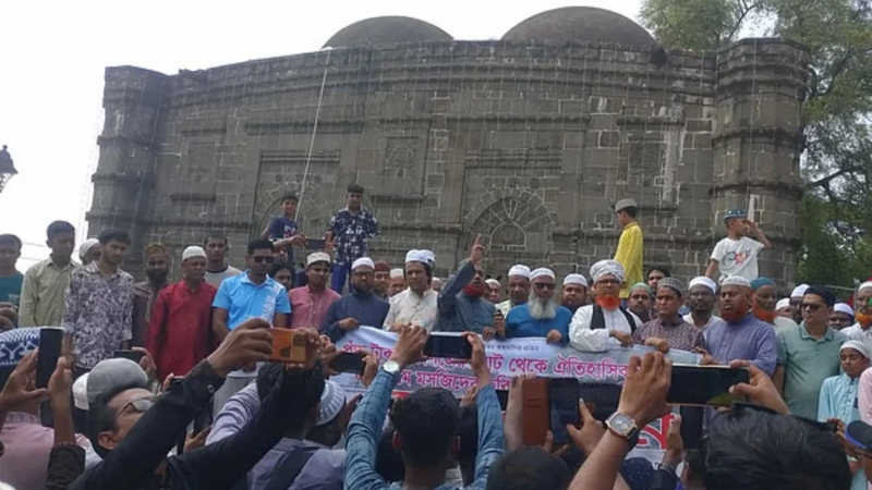 পাঁচ টাকায় কুসুম্বা মসজিদের ছবি পুনঃস্থাপনের দাবিতে মানববন্ধন