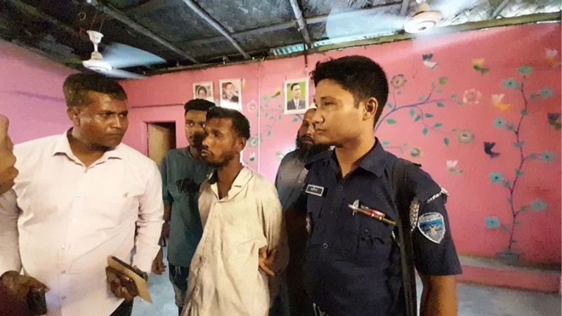 হাটে প্রকাশ্যে গরু বিক্রেতাকে কুপিয়ে হত্যা