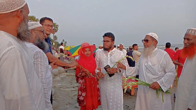 কুয়াকাটায় পর্যটকদের ফুল দিয়ে ঈদ শুভেচ্ছা জানাল বিএনপি