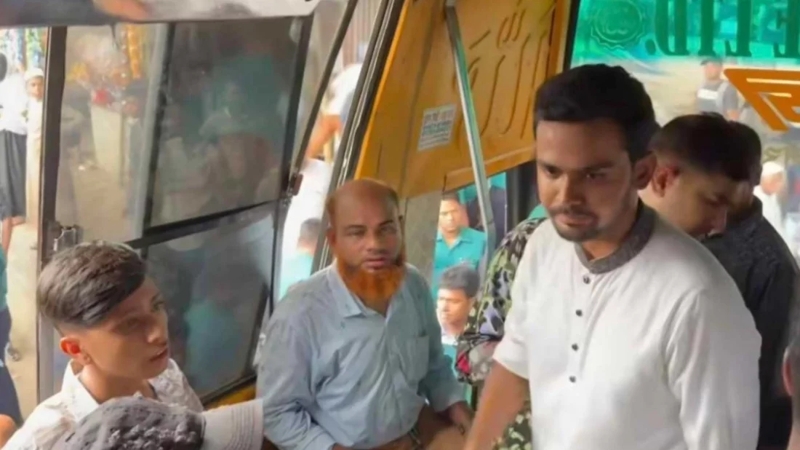 মহাখালী বাস টার্মিনাল পরিদর্শন করলেন উপদেষ্টা আসিফ