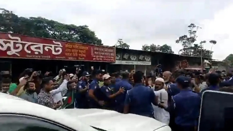 সিলেটে দুই উপদেষ্টার গাড়িবহর আটকে বিক্ষোভ
