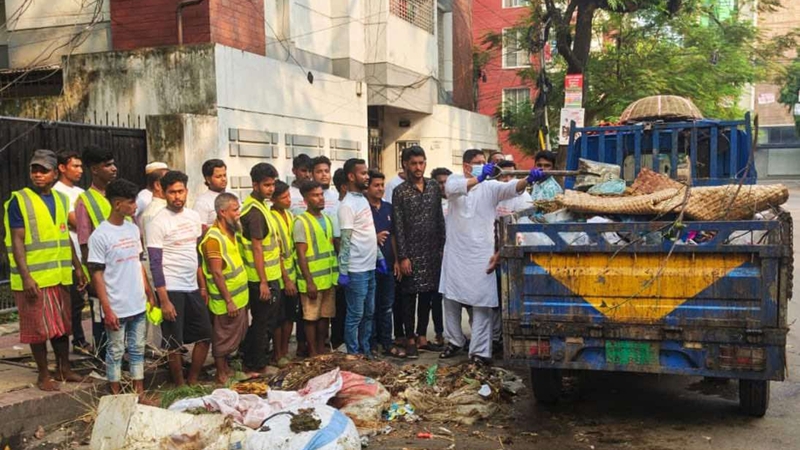 বর্জ্য পরিষ্কার করলেন বিএনপি নেতা