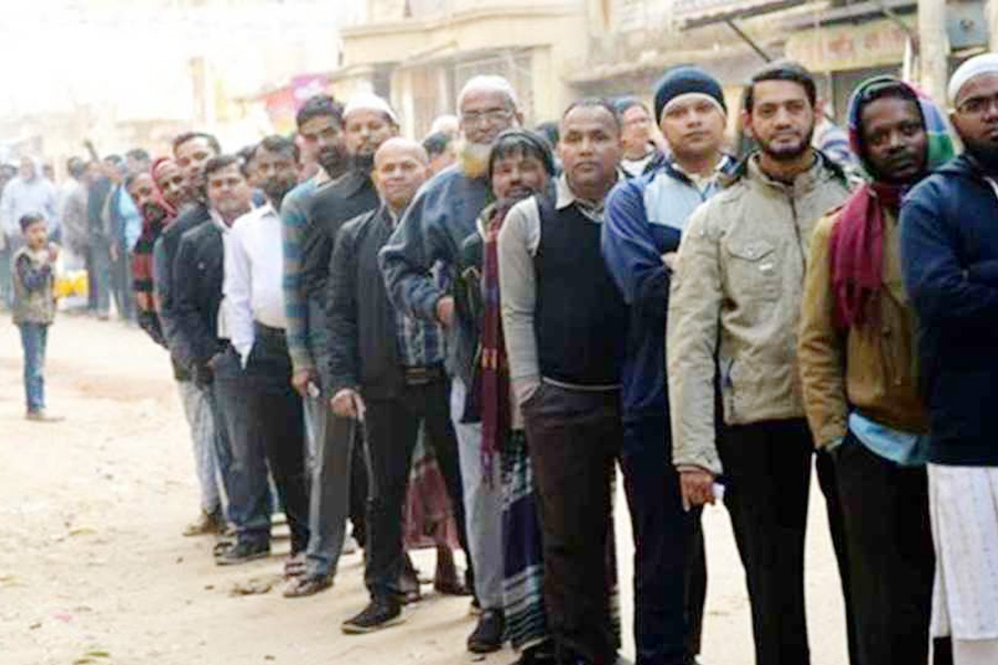 ভোটারদের লাইনে উৎসবমুখর উপস্থিতি