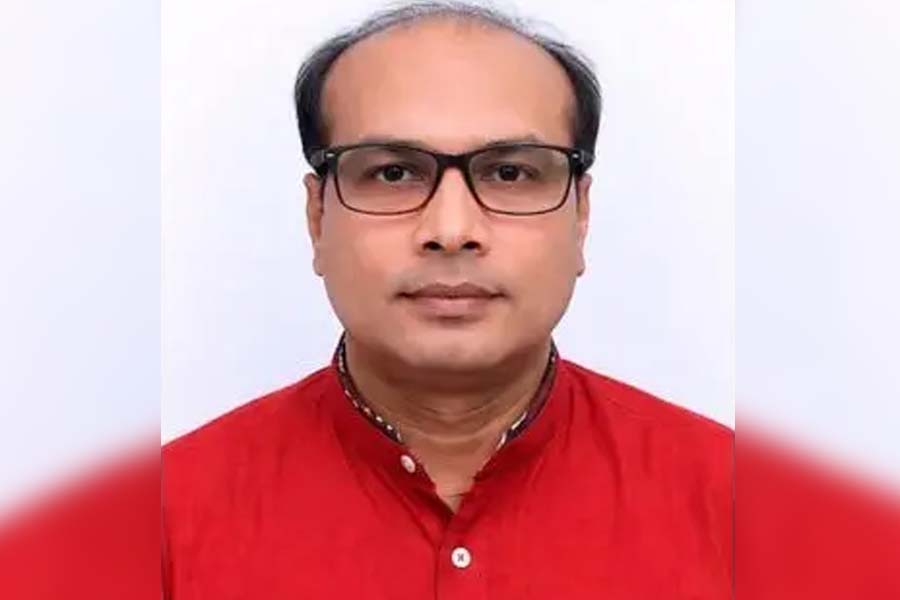 পাবনায় নারীসহ রাত কাটাতে চেয়ে পুলিশের হাতে ধরা ভুয়া জজ