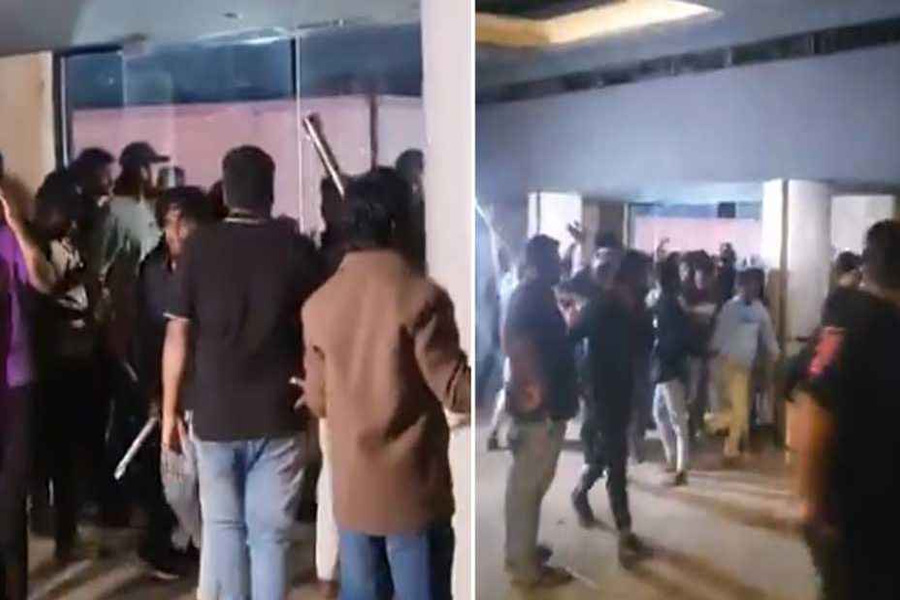 সিনেমা দেখতে গেট ভেঙে হলে ঢুকলেন প্রভাসের ভক্তরা