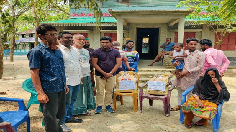 জামালের বাড়িতে ঈদ উপহার নিয়ে গেলেন ইউএনও