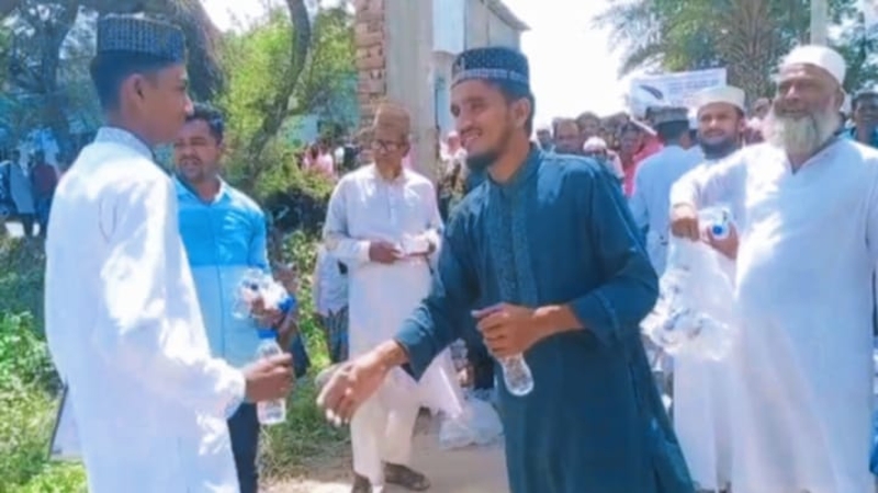 এসএসসি পরীক্ষার্থীদের সুপেয় পানি বিতরনে ছাত্রশিবির