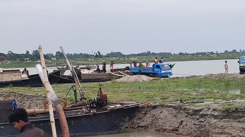 অনিয়মতান্ত্রিকভাবে বালু উত্তোলন ও বিক্রির অভিযোগ