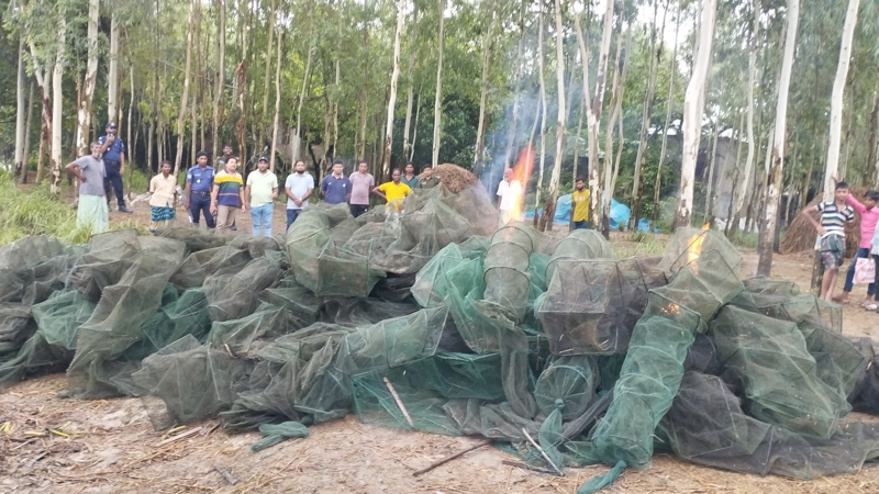 পাবনায় অবৈধ চায়না দুয়ারি জাল ধ্বংস করল প্রশাসন