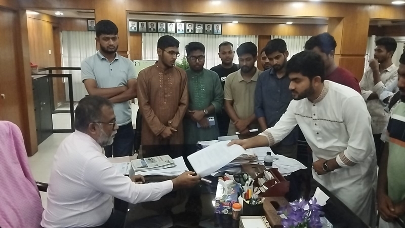 স্বাস্থ্যসেবা ও পরিবহন উন্নয়নে চার দফা দাবিতে ইবি শিক্ষার্থীরা
