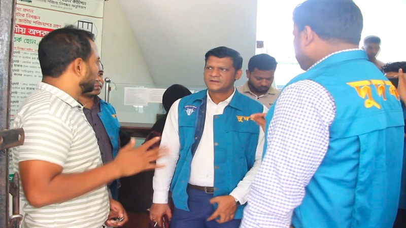 পাবনা জেলা নির্বাচন অফিসে দুদকের অভিযান