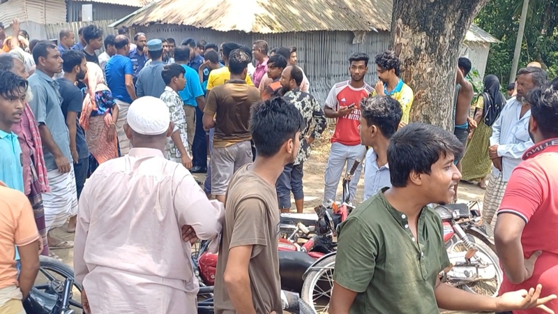 চাটমোহরে দুই পক্ষের সংঘর্ষে আহত ১৫, মোটরসাইকেল ও দোকান ভাঙচুর