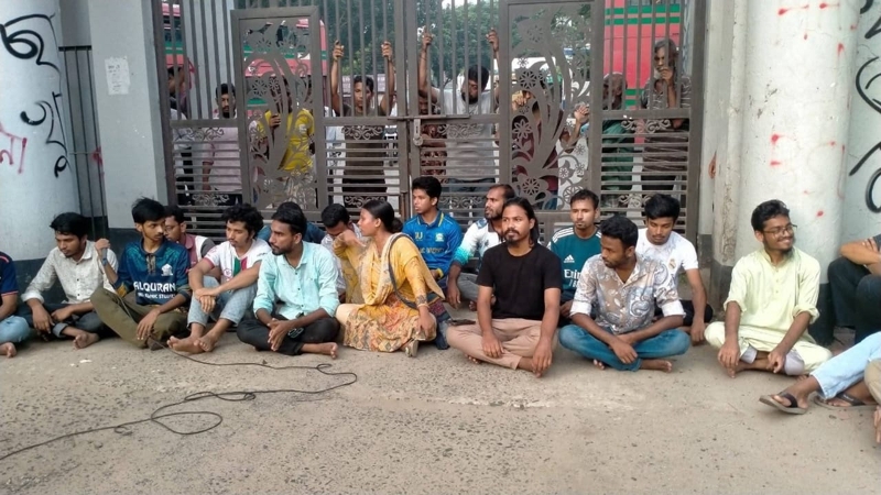 ইবি শিক্ষার্থীর মৃত্যুকে ঘিরে রহস্য : প্রধান ফটক অবরোধ