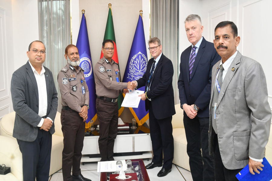 নির্বাচনকালে আইন-শৃঙ্খলা স্বাভাবিক রাখায় পুলিশকে ইইউর প্রশংসাপত্র