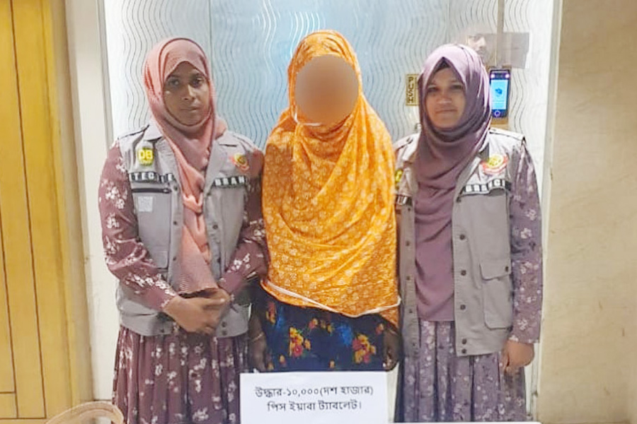 কমলাপুরে ১০ হাজার ইয়াবাসহ ১ নারী গ্রেপ্তার