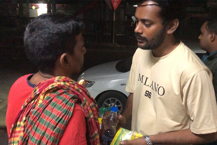 মধ্যরাতে অসহায়দের খাবার বিতরণ ছাত্রদল নেতার