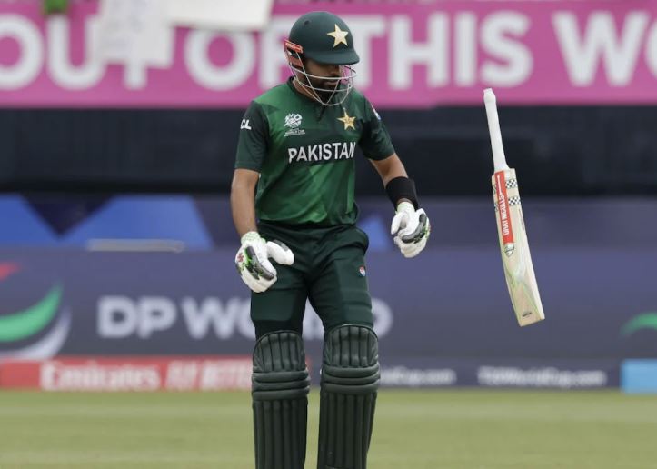 বাবর আজমকে শাস্তি দিলো আইসিসি