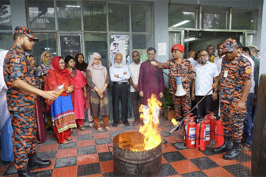 বাকৃবিরতে দূর্ঘটনাজনিত অগ্নুৎপাত নিবারণের প্রশিক্ষণ অনুষ্ঠিত