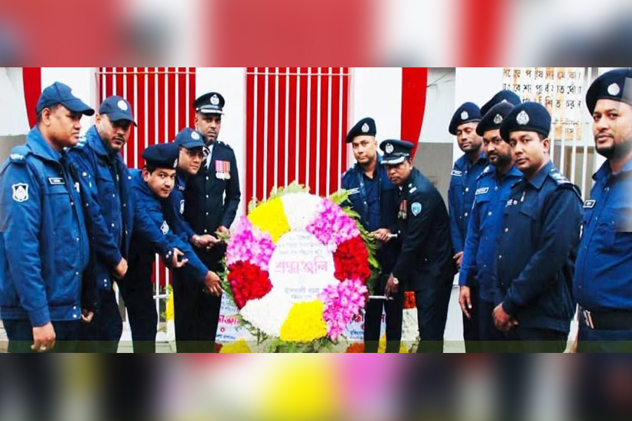 বাঁশখালীতে বিজয়ের প্রথম প্রহরে পুলিশ প্রশাাসনের শ্রদ্ধার্ঘ্য অর্পণ