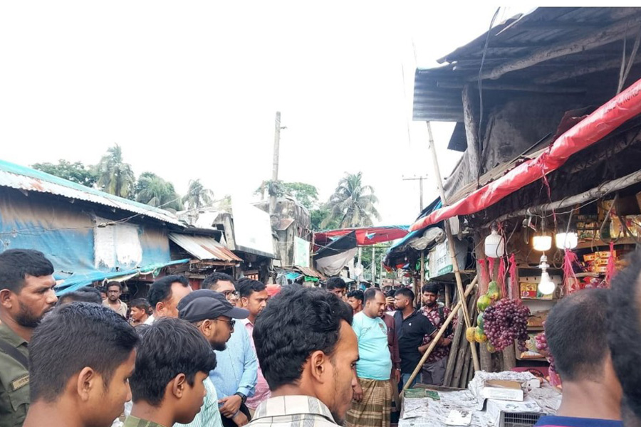 বাঁশখালীতে ফুটপাত দখলমুক্ত করতে উপজেলা প্রশাসনের অভিযান