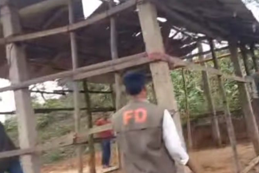 বাঁশখালীতে বনের জায়গায় গড়ে তুলা স্থাপনা গুড়িয়ে দিল বন কর্মকর্তা