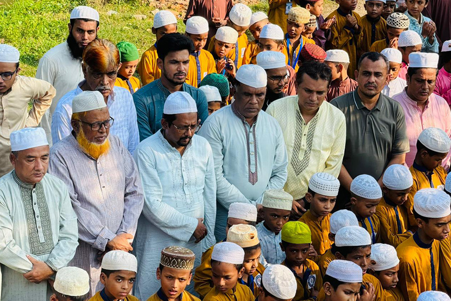 বাঁশখালীতে বিএনপি নেতা জাফরুল ইসলাম চৌধুরীর করব জিয়ারত