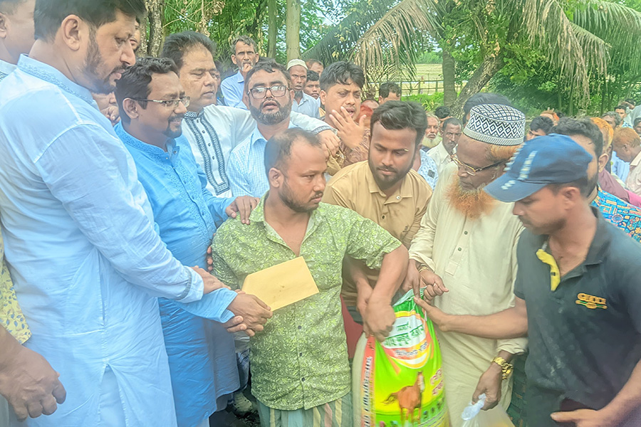 বাঁশখালীতে অগ্নিকাণ্ডে ক্ষতিগ্রস্ত পরিবারের মাঝে ত্রাণ সামগ্রী বিতরণ