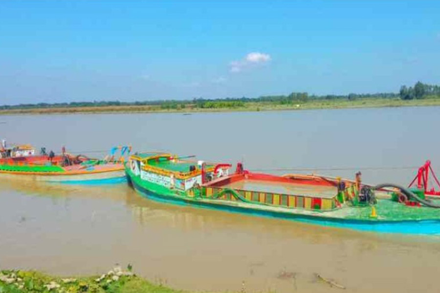 বাঁশখালীতে সাঙ্গু নদী থেকে অবৈধ বালু উত্তোলনের অভিযোগ